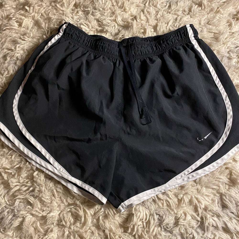 NIKE SHORTS SIZE M